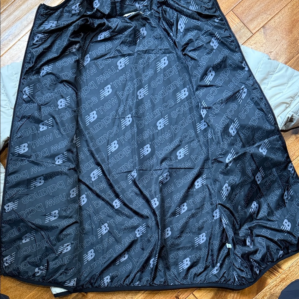 New Balance Men's Off-White Puffer Hoodie Jacket - Picture 6 of 8